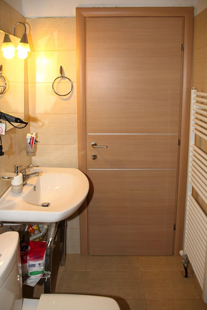 Comfartable 1 Bedroom Flat with Garden near Beach view 2