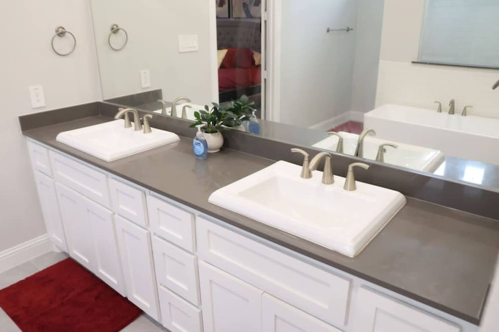 Spacious Home w Putting Green -for Extended Stays