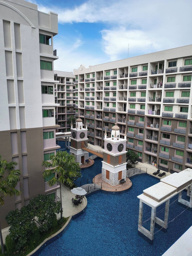 Luxurious Pattaya Apartment With Pool Access