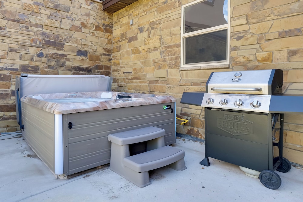 Hot Tub, Pool Table & Fireplaces: Blue River Gem