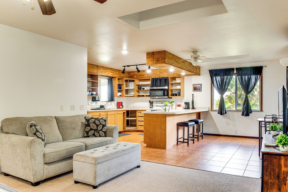 4 Mi to Beach: Keaau Retreat w/ Relaxing Porch!