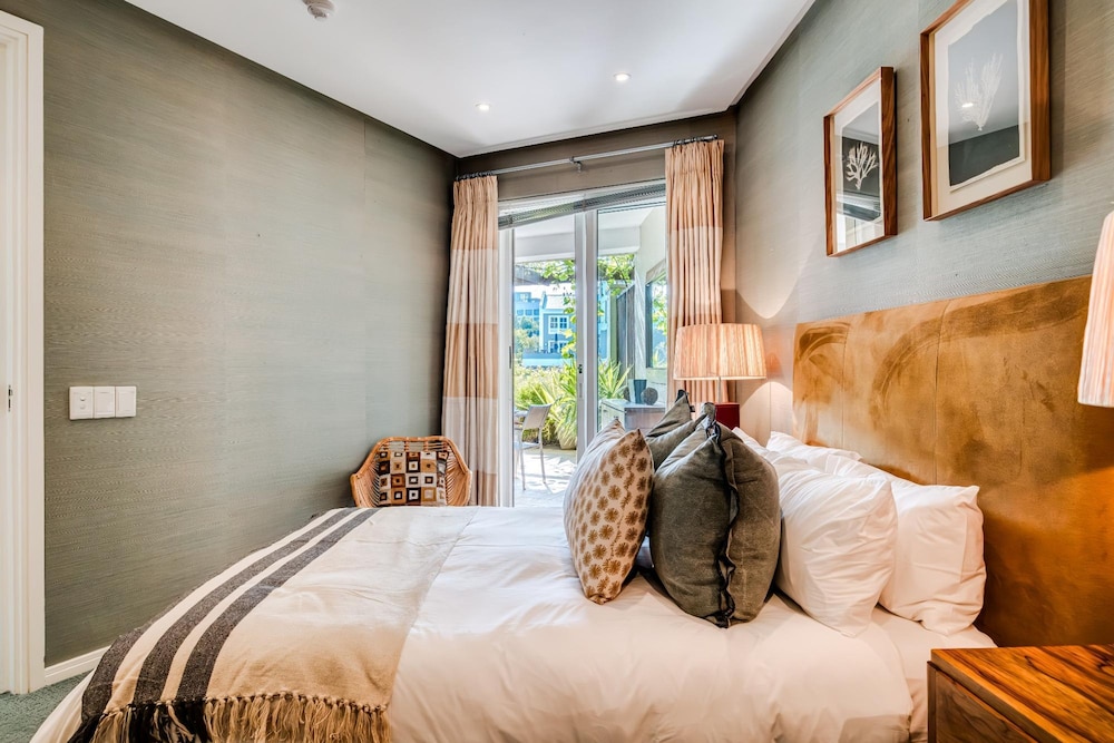 Secure 2bed Apartment in the Marina Carradale 002