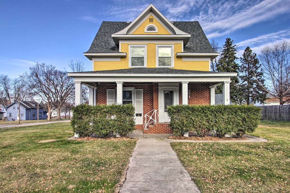Cozy Appleton Getaway w/ Screened-in Porch + Yard! view 4