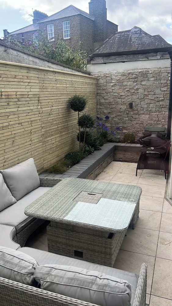 Chic & Characteristic 2BD House - Irishtown