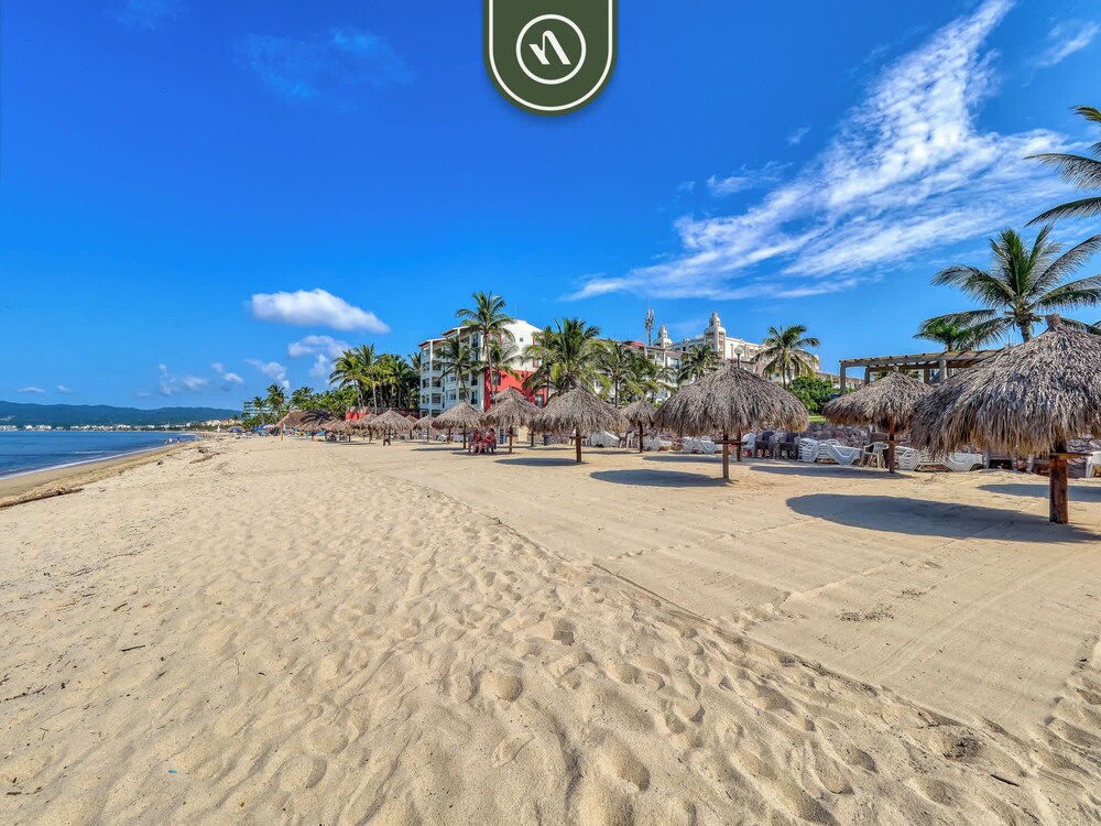 Oceanview 4 BR Condo - Pool - Beach - Terrace