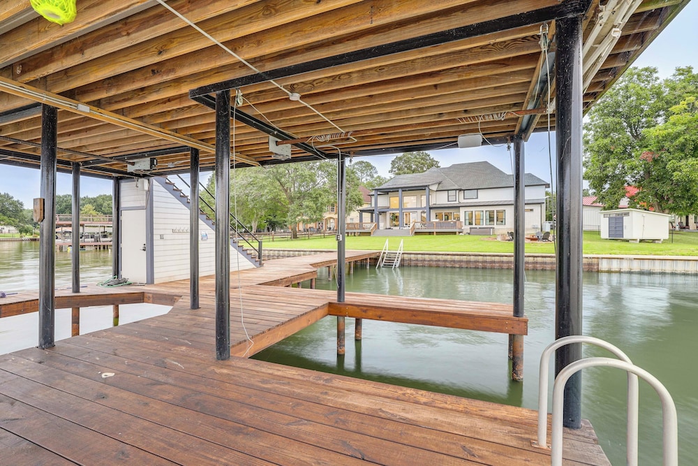 Hot Tub, Fire Pit! High-end Cedar Creek Lake Haven