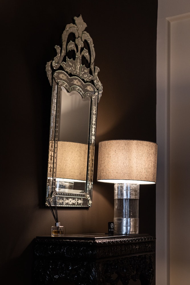 33 Solonos Suites
