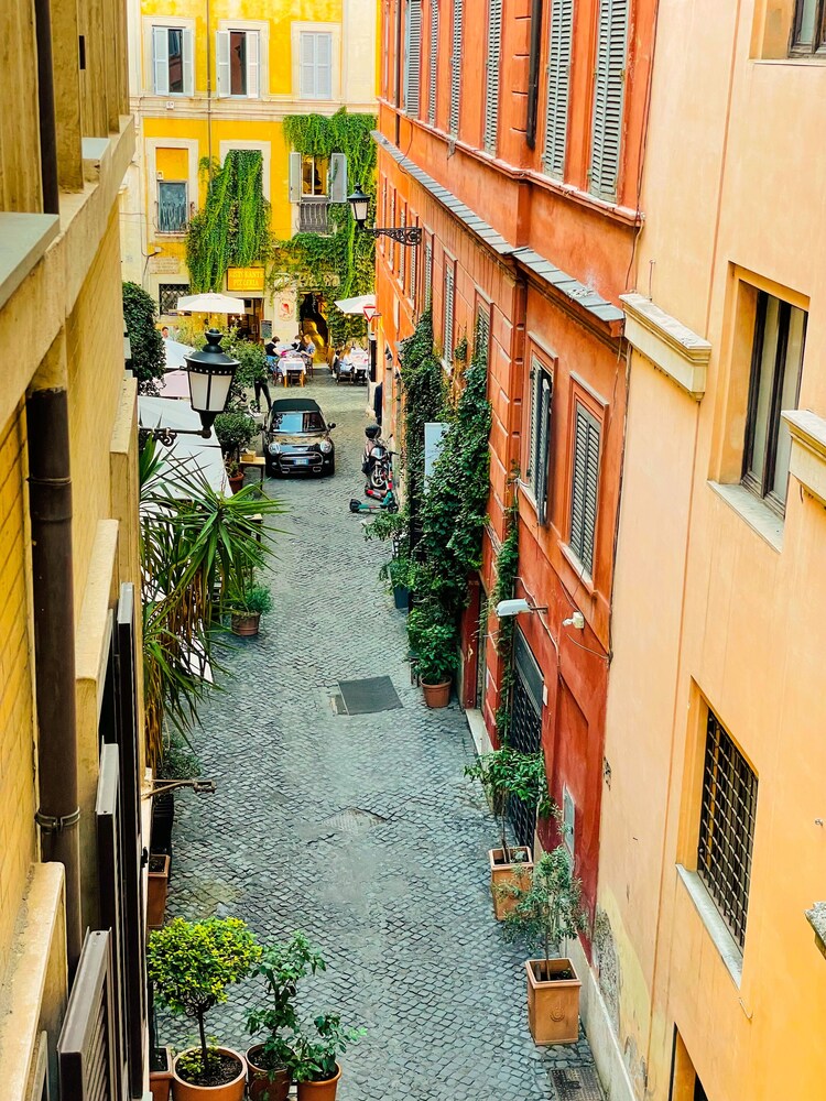 Trevi Fountain Stylish Guesthouse