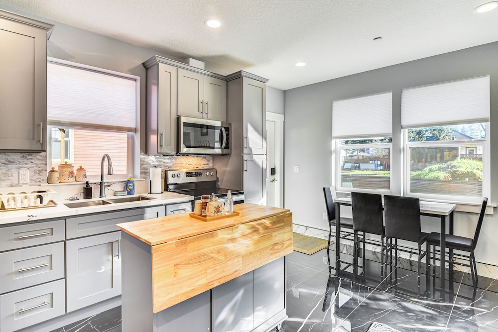 8 Mi to Dtwn Pdx: Unique Pet-friendly Home!