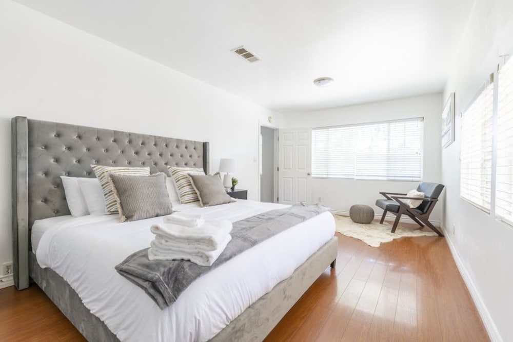 Charming Spacious Home - Modern Comforts Prime Location