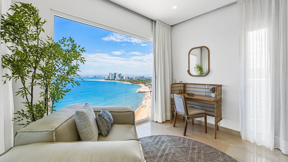 4BR Luxury Penthouse with Ocean Views