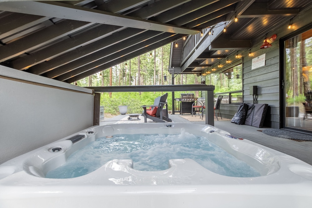 Thyme Out 2 Bedroom Home by NW Comfy Cabins by RedAwning view 2