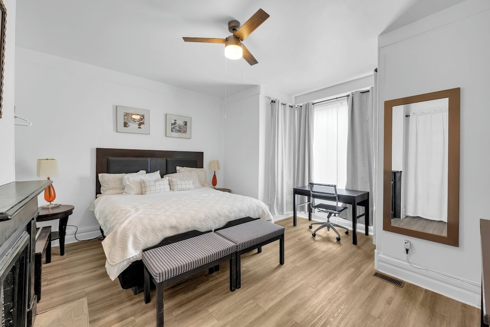 Spacious 3BR Detroit Apt Sleeps 7 + Wifi