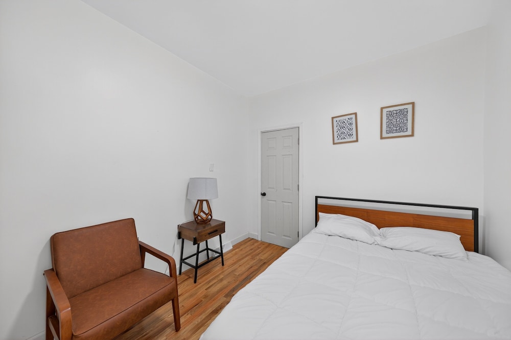 Chicago Getaway With Pool Table & Modern Comfort 3 Bedroom Home