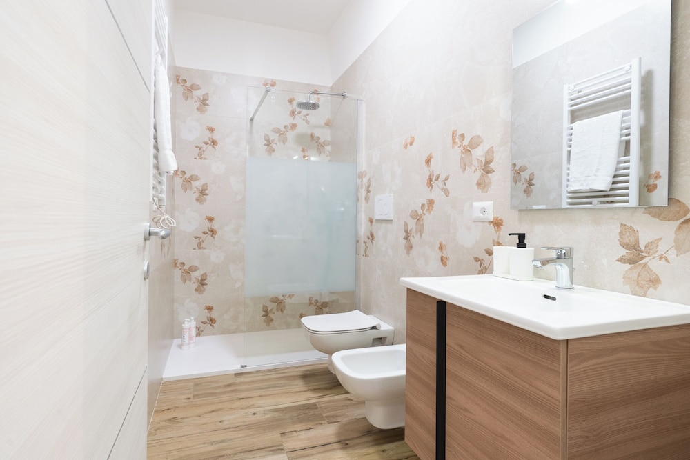 Nicolaus 204 - Brown & Grey Rooms by Wonderful Italy