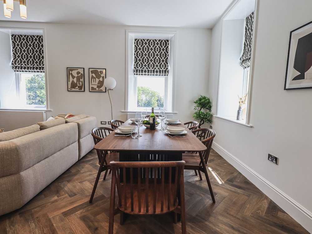 The Lucy Suite Stone Cross Mansion