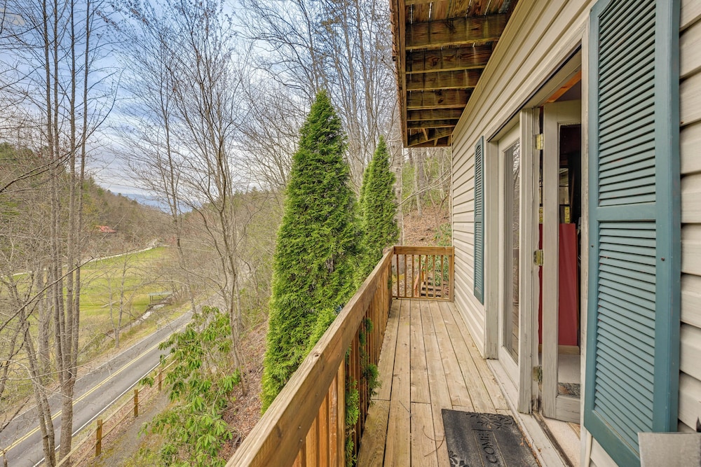 Mtn-view Home w/ Deck, Fire Pit & BBQ in Almond