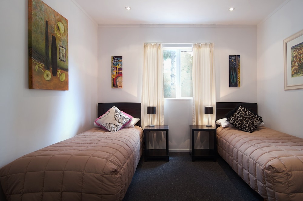 Christchurch City & Country Cottages - Nut Point Cottage