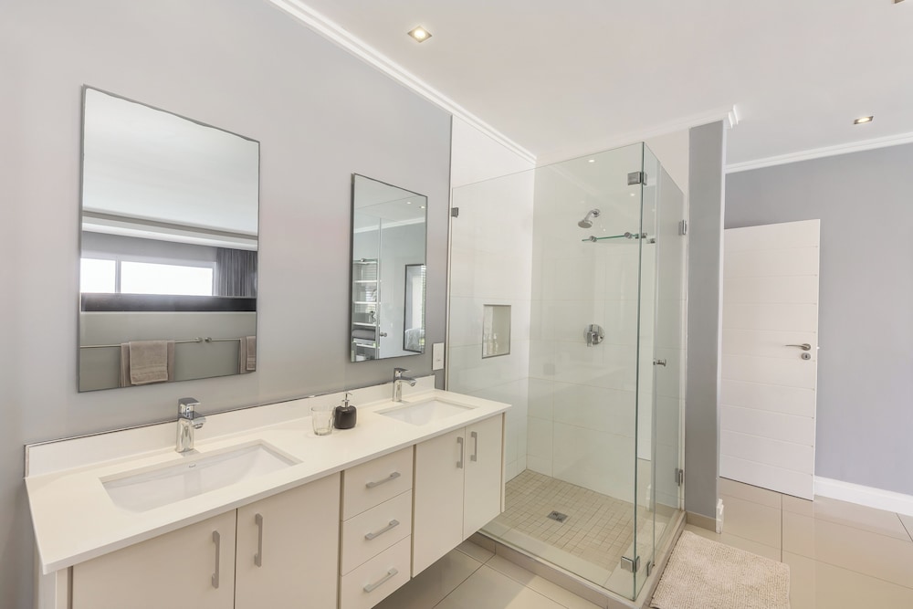 Beachfront, Private Pool, Pizza Oven, Pool Table, Fast Internet, Family Friendly