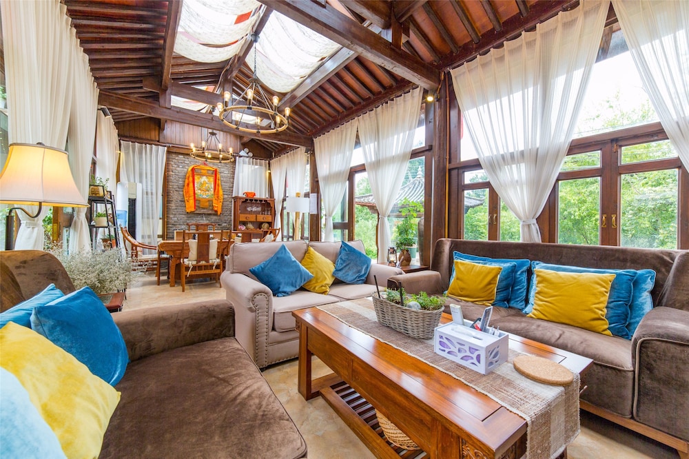 C'est La Vie Boutique Inn