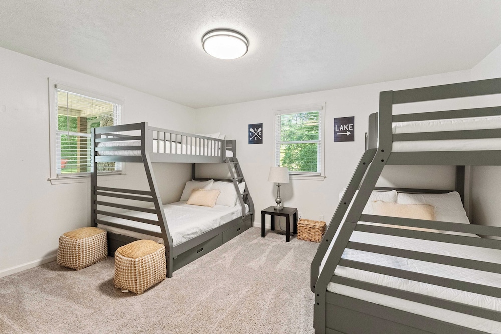 Lake Days by Avantstay Hot Tub + Firepit + Game Room & Private Dock Access