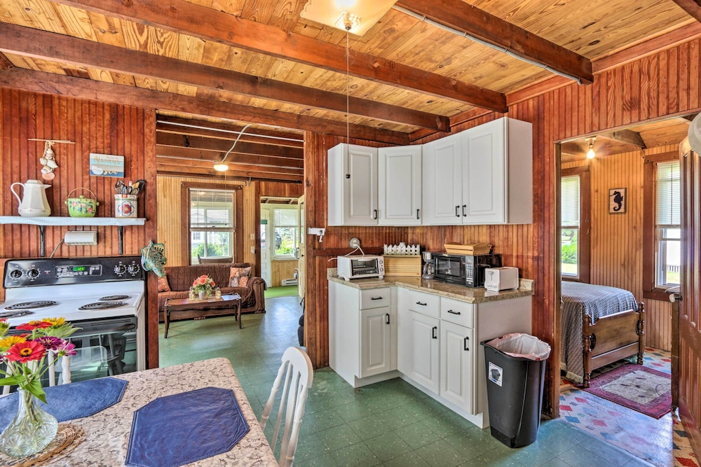 'grandma's Cottage' w/ Sunroom: Walk to Beach view 2