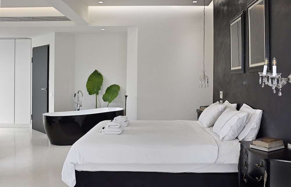 Alto Psyrri Penthouse by K&K