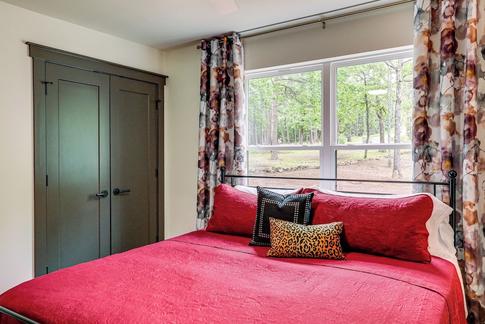 Greers Ferry Lake Retreat: Game Room + Fire Pit!