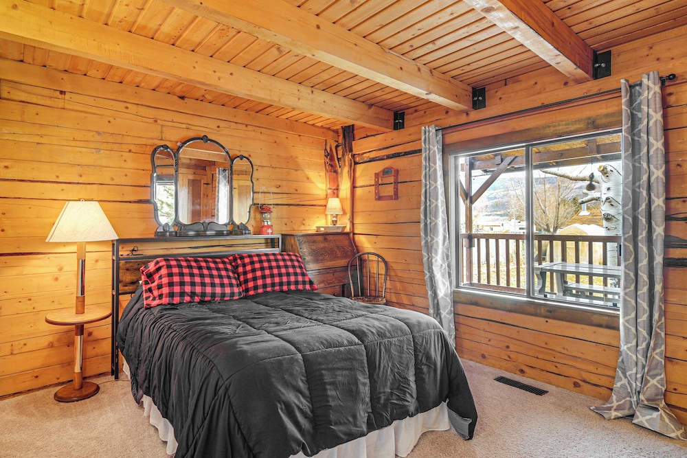 Mtn-view Cabin w/ Horse Pasture in Koosharem