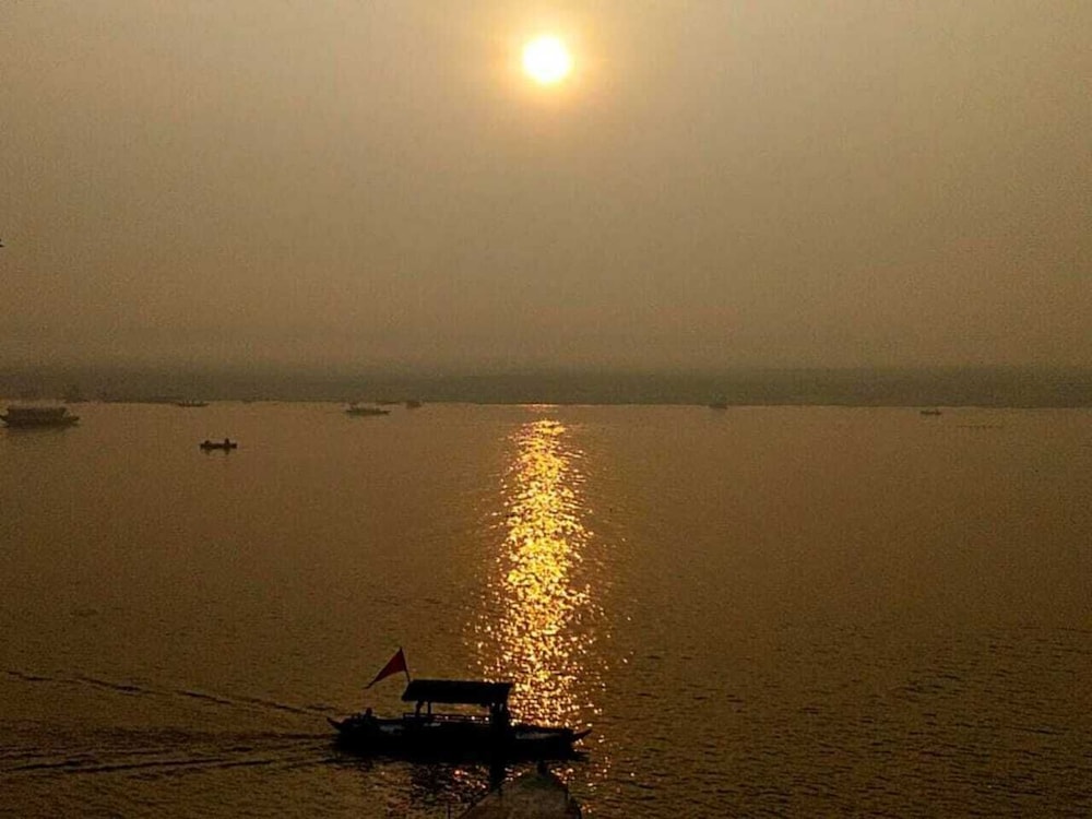 Sada Shiv Guest House near Ganga river