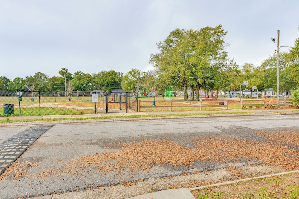 1 Mi to Dtwn: Pet-friendly Pensacola Getaway!