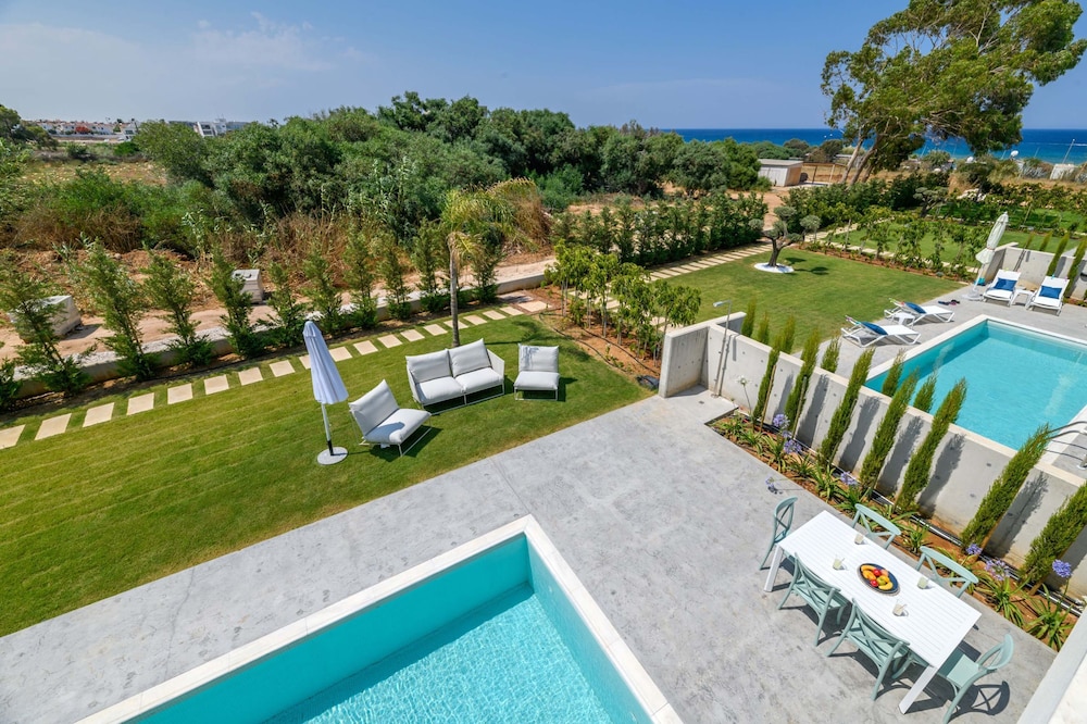 By The Beach - Blue Topaz Villa