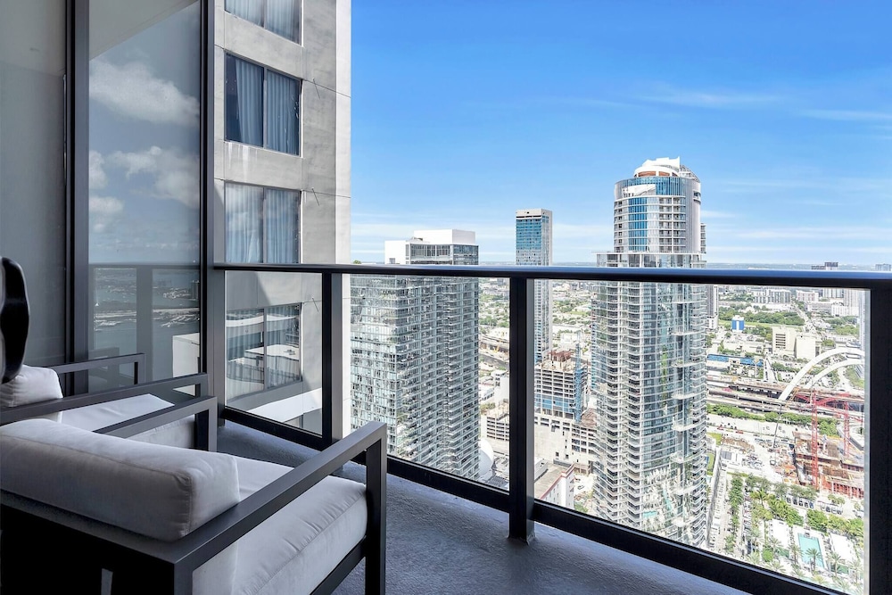 Luxury 1BR Penthouse, Bay & City Views Downtown