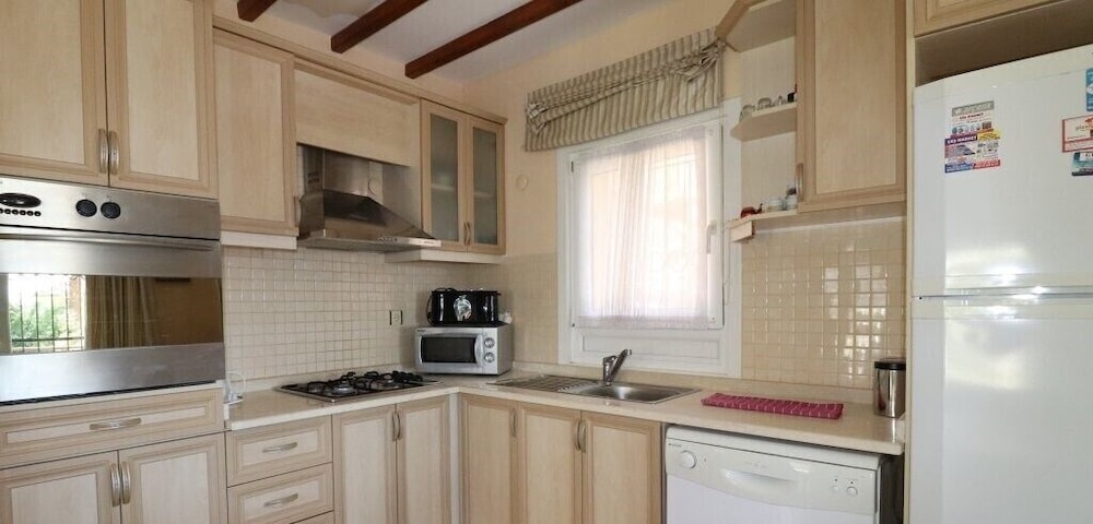 Villa FT04 by JoyLettings view 4