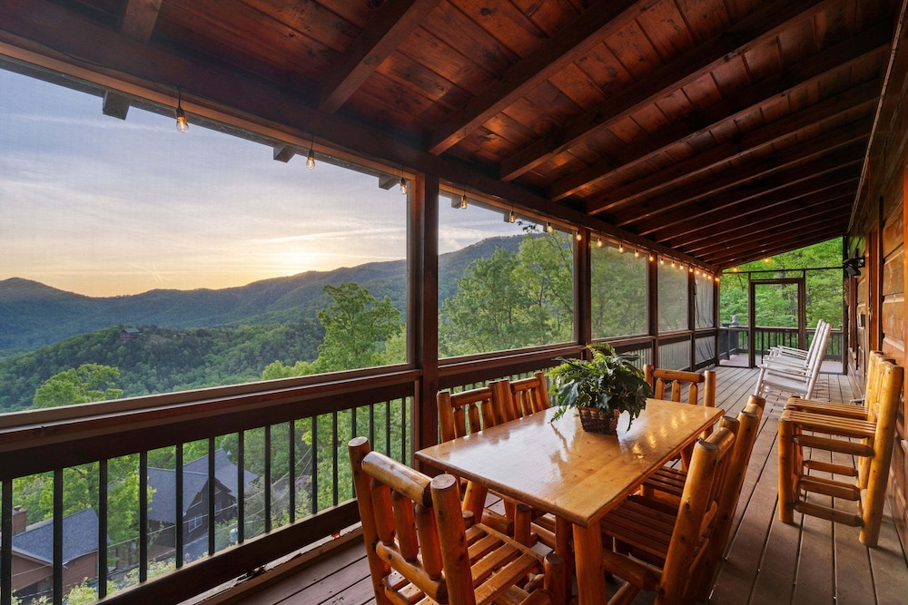 Breathtaking Hideaway 5 Bedroom Cabin