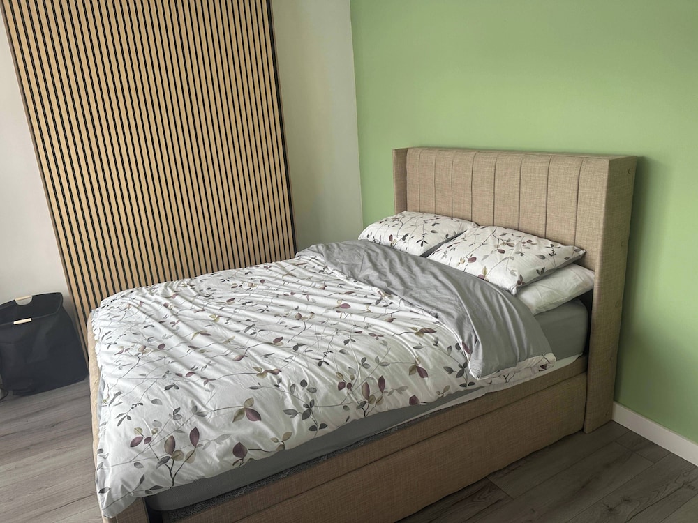 Green Lane 1-bed Apartment - Sleeps 4 & Pets Ok
