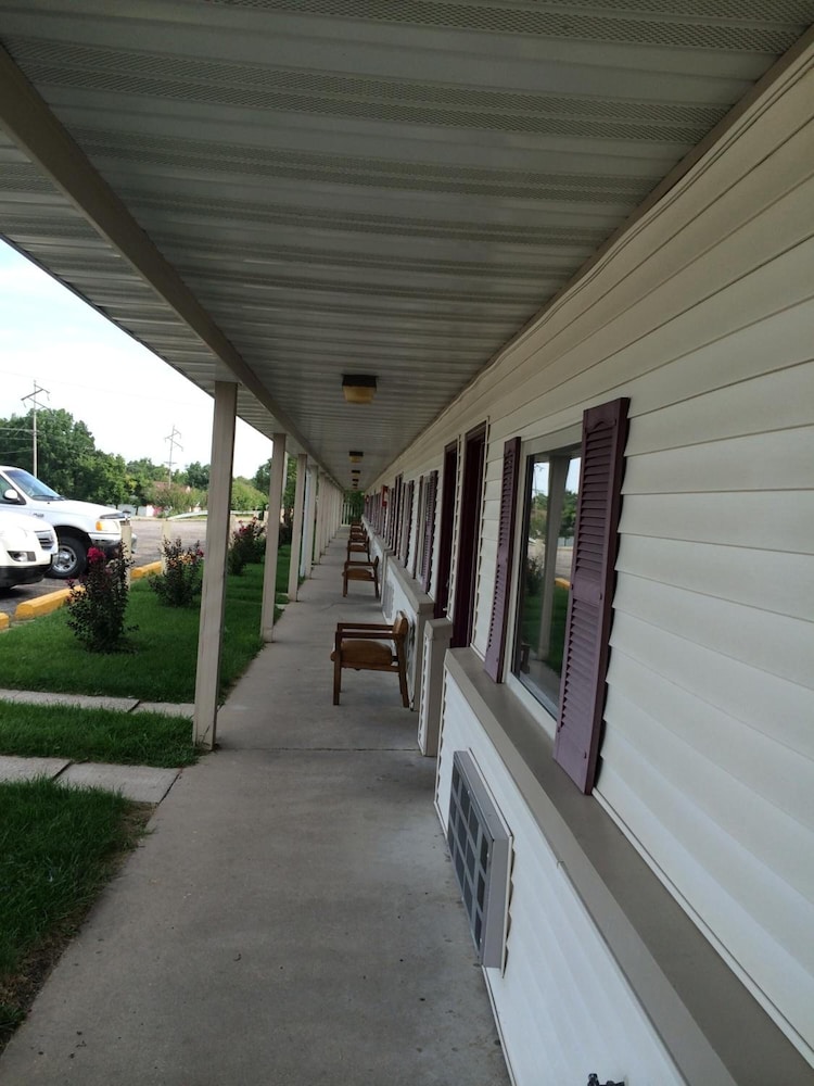 Super 7 Motel Sedalia