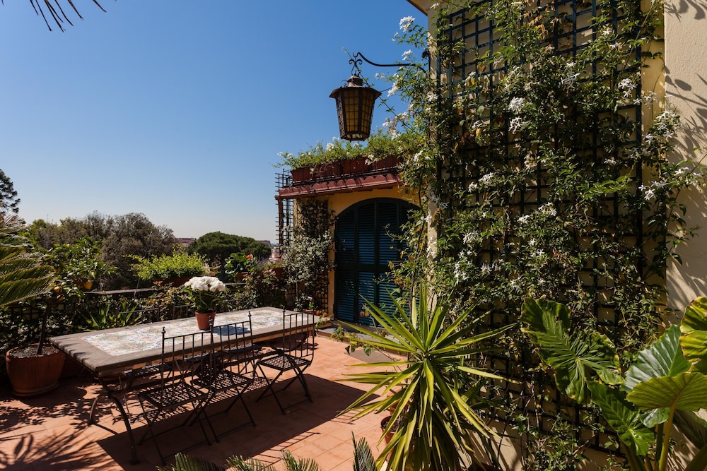 Palazzo Palermo Near the Roman Forum the Perfect Family Oasis in Rome