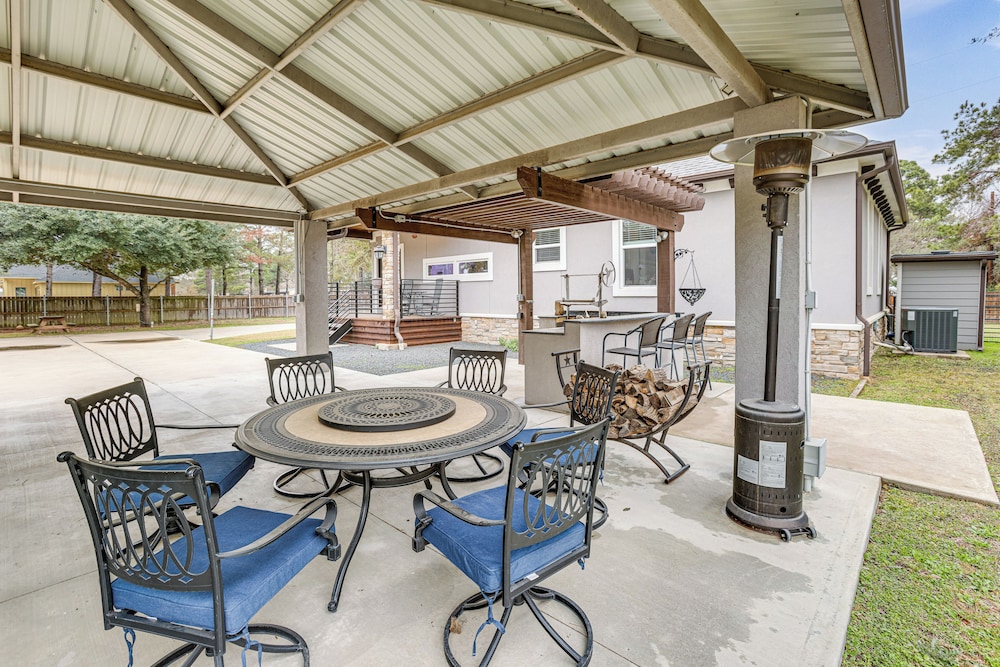 Pets Welcome: Home w/ Deck & Patio in Hockley!