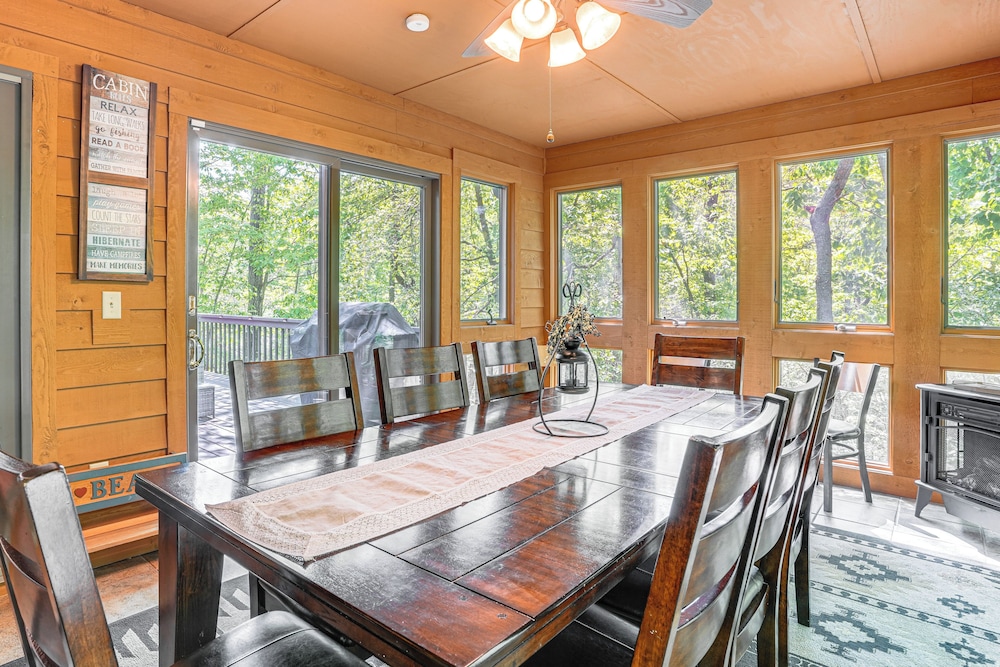 4 Mi to Massanutten Resort: Family Home w/ Views!