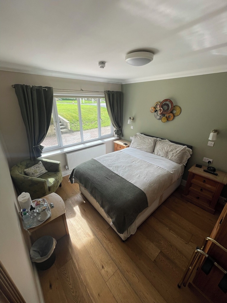 Pembroke Vacations - Lovesgrove Country Guest House - Property Image 1
