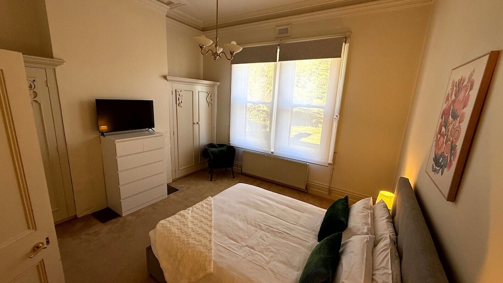 Colonial Bank Motel