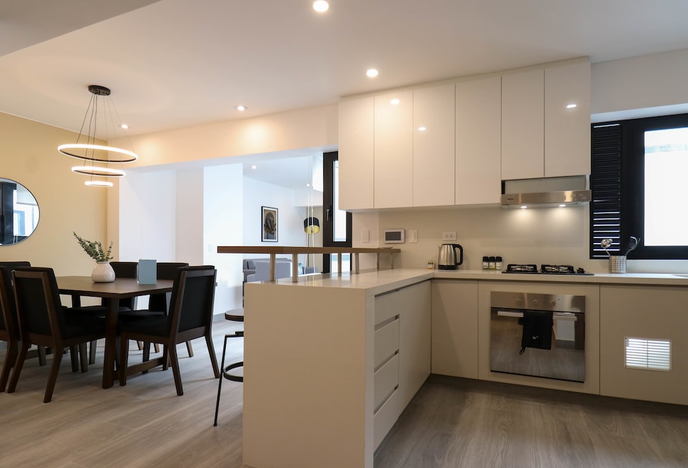 w Grandiose Duplex w Modern Deco in Miraflores