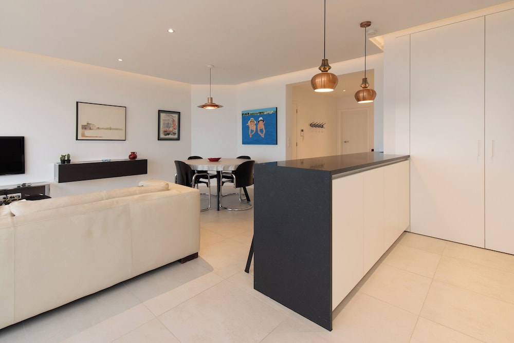 Apartment on Zeedijk With Sea View