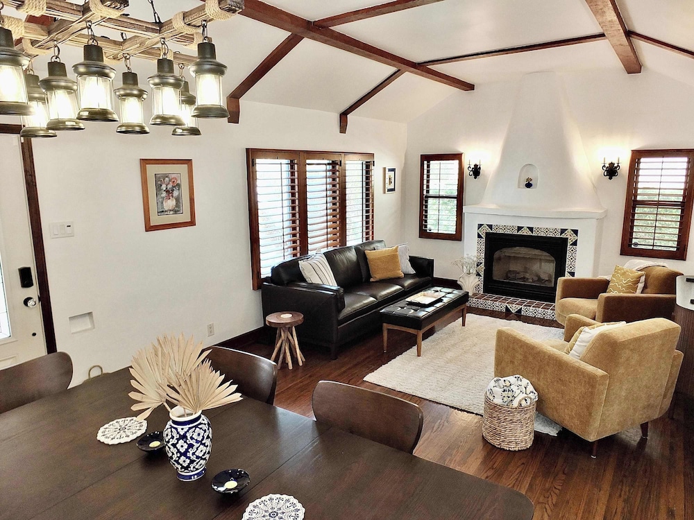 Belmont Shore Coastal Cottage - Cozy Home for 6 - 2 Blocks to Beach