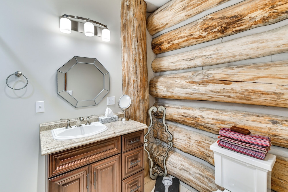Perfect for Families: Custom-built Harrison Cabin!