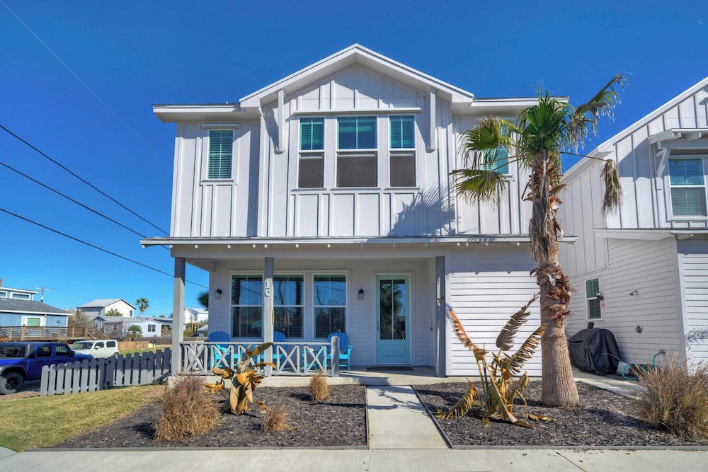 Sleeps 20 2 Homes in Mercer Village w/ Pool Heart of Old Town, Walkable