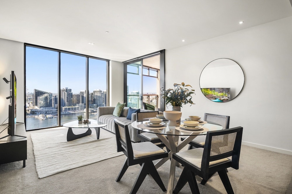 Stunning 2-bed Apartment With Water Views