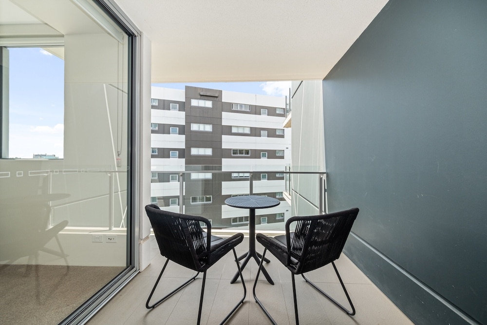 Chic West End Stay With Gym & Pool Access