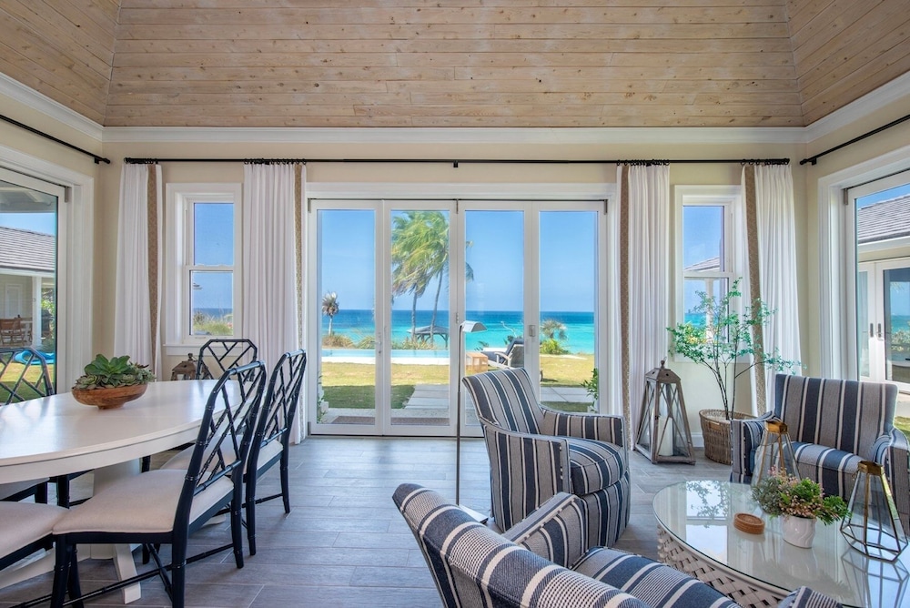 Cricket Beach House-luxurious Beachfront House 5 Bedroom Home